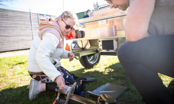 Olga Zawadzka, kock på Östra Torp, lär sig mer om hur fältköket fungerar.