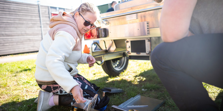 Olga Zawadzka, kock på Östra Torp, lär sig mer om hur fältköket fungerar.