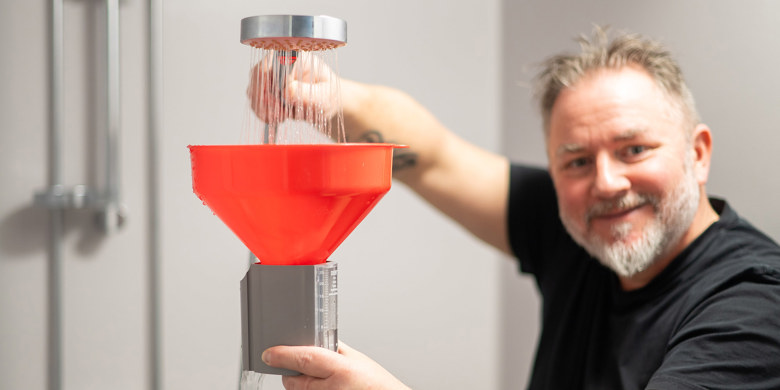 Roger Ahlman, energi- och klimatrådgivare, visar upp den nya flödesmätaren.