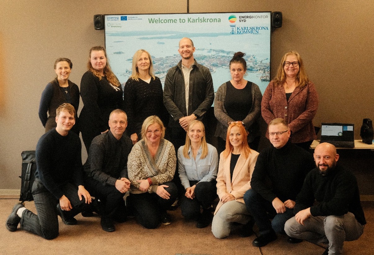 Grupp av människor som poserar framför kameran