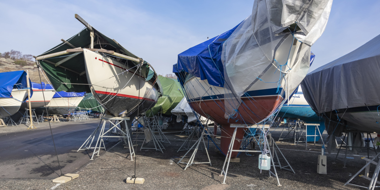 Båtar i vinterförvaring på hamnplan