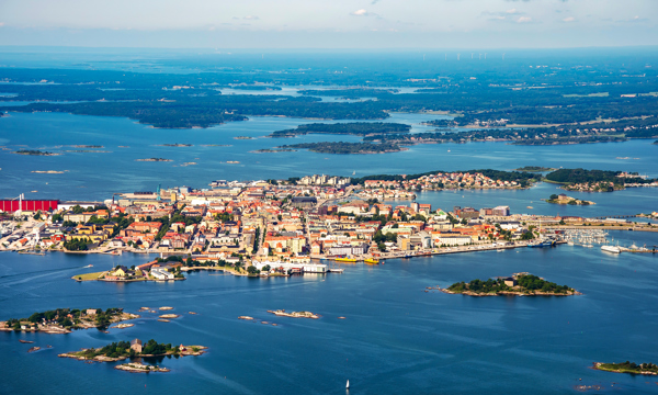 Flygbild över Karlskrona med ön Trossö i fokus.