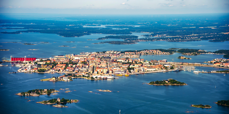 Flygbild över Karlskrona med ön Trossö i fokus.