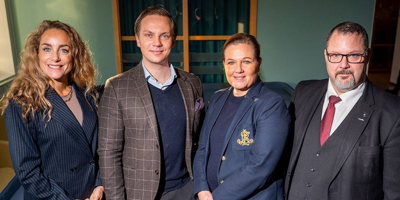 Bild på fyra personer