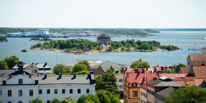 Vy över taken på Stumholmen med Mjölnareholmen i bakgrunden