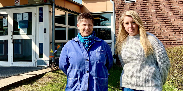 Lärare och student framför Sunnadalskolan