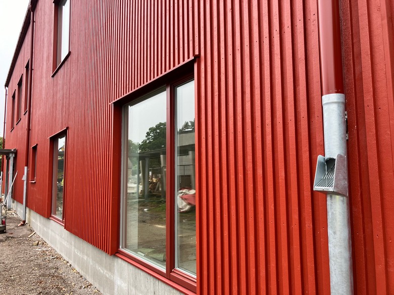 Vecka 41 2023 - Den röda fasaden med de röda fönsterna fortsätter förlänger gamla del med nya.jpg