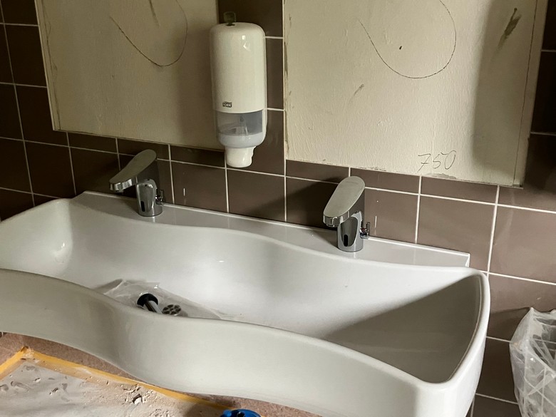 Vecka 41 2023 - Ett handfat i ett skötrum.jpg