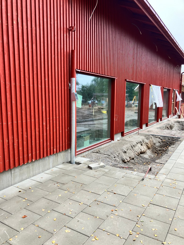 Vecka 41 2023 - Gångstråk intill fasaden börjar bli färdigt.jpg