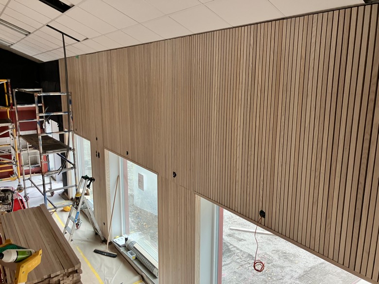 Vecka 41 2023 - I torget monteras spaltpanel för att förbättra akustiken.jpg