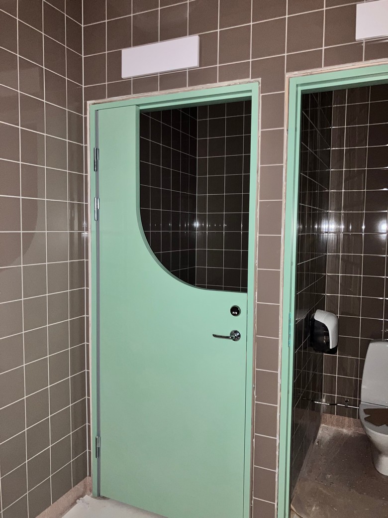 Vecka 41 2023 - Specialdörr till en toalett för mindre barn.jpg