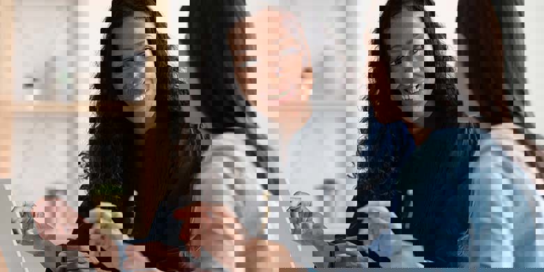 Två kvinnor vid datorn